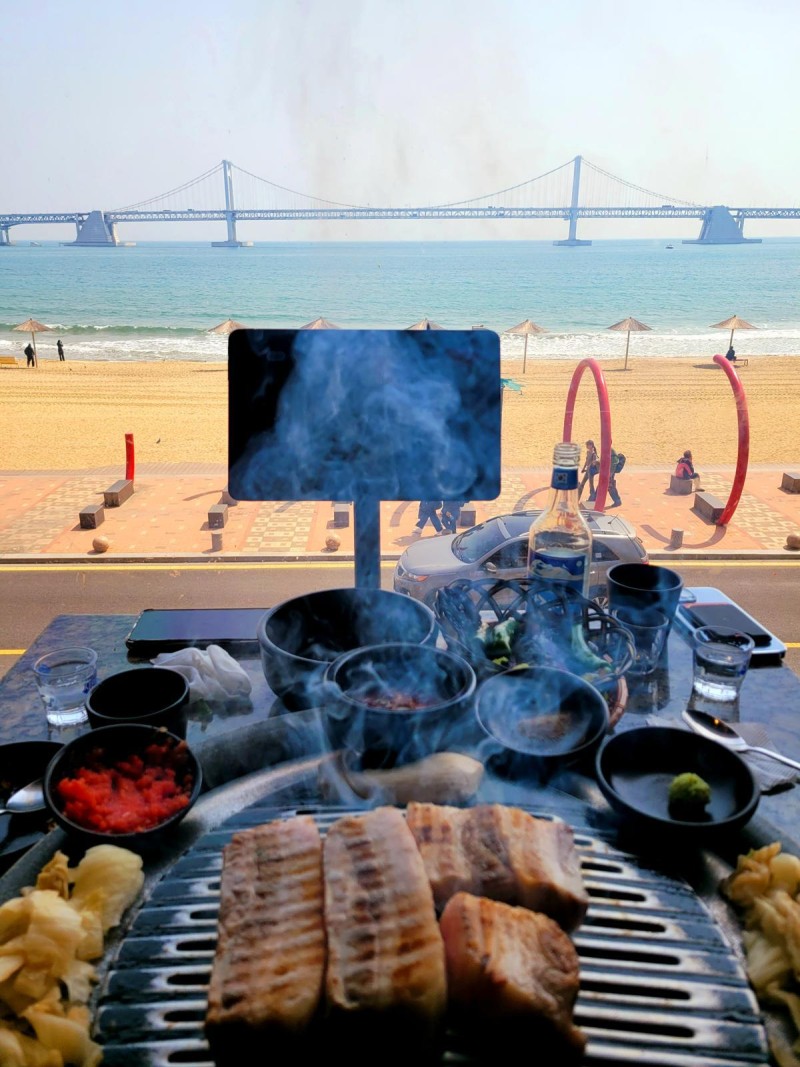 ‘젊음의 성지’ 광안리 고깃집엔 청년의 정성이 있었다[김도언의 너희가 노포를 아느냐]