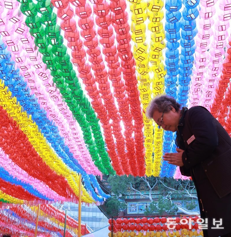 형형색색 연등 아래 합장