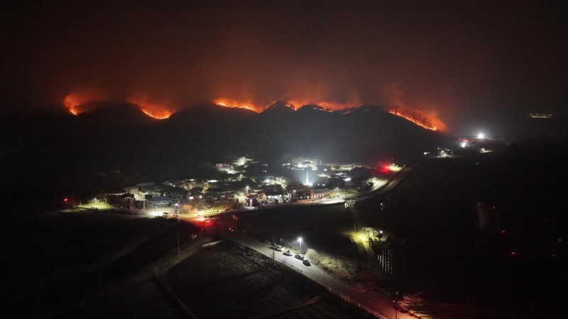 “초대형 산불, 통제에 급급… 폭발하는 화산에 뚜껑 덮는 꼴”
