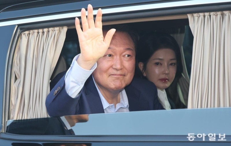 尹, 파면 1주일만에야 사저로… 사과는 없었다