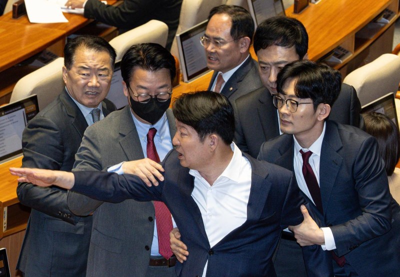 “내란당 해산” “야, 조용히 해!” 몸싸움 직전까지 간 대정부질문