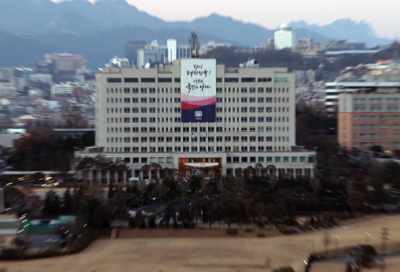 경찰, <b>대통령실</b>-<b>공관촌 압수수색</b>…‘<b>비화폰</b> 서버’ 찾는다