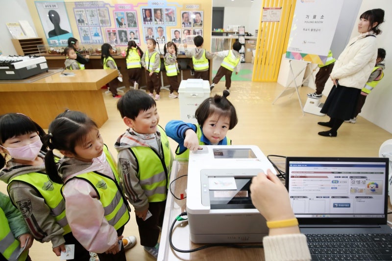 조기대선 앞두고… 유치원생들 투표 체험