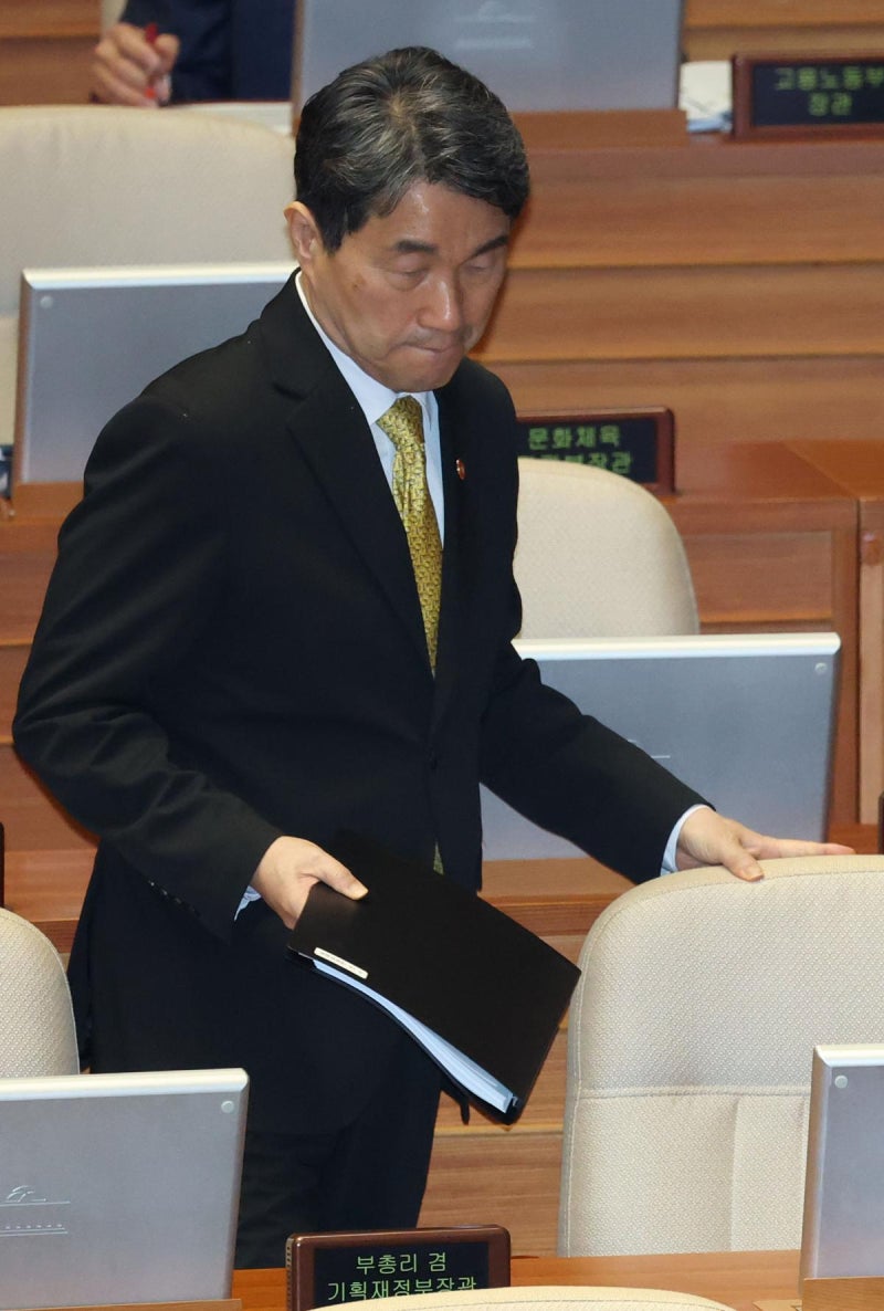 의대 정원 혼란만 키운 교육부, ‘내년 증원 0명’ 오늘 발표