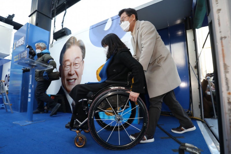 <b>이재명</b> “비극 반복 방치 안돼…발달<b>장애인 돌봄 국가책임제</b> 실시”