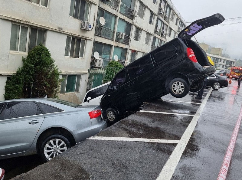 <b>남양주 아파트</b> 주차장 <b>옹벽 붕괴</b>…차량 6대 ‘와르르’