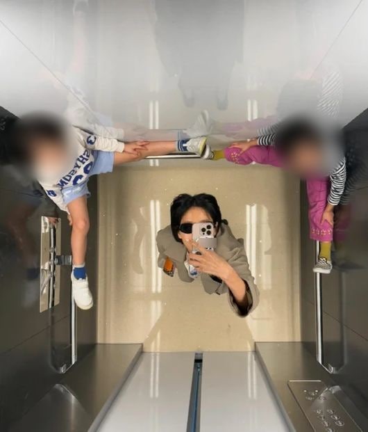 두 아들 ‘엘베 셀카’ <b>논란</b> <b>김나영</b> “생각 짧았다” 사과