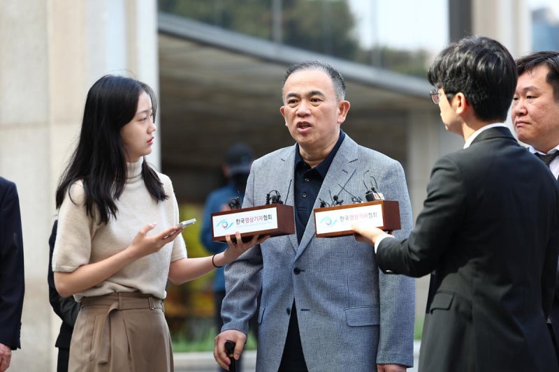 검찰 출석 <b>명태균</b> “<b>오세훈</b> 잡으러 서울까지 왔다”