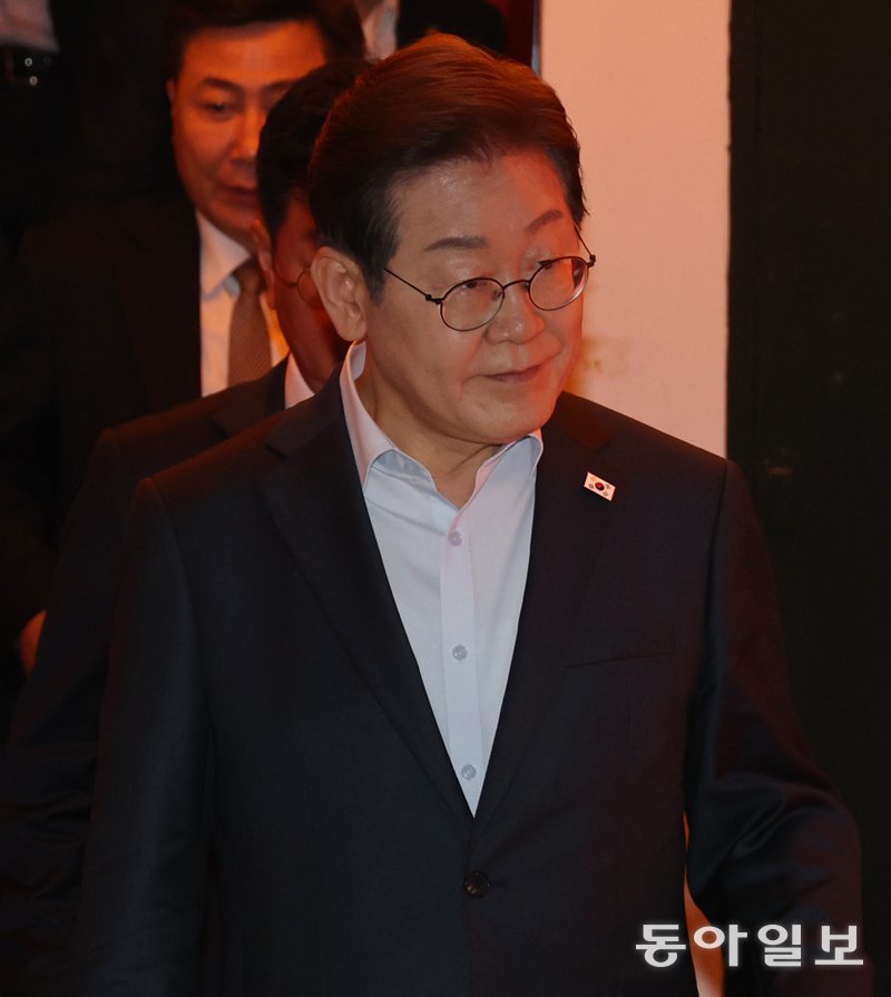 더불어민주당 이재명 대선 후보가 1일 서울 종로구의 한 음식점에서 간담회를 마친 뒤 차량으로 이동하고 있다.대법원 전원합의체는 이날 이 후보에게 무죄를 선고한 원심 판결을 파기환송했다.전영한 기자 scoopjyh