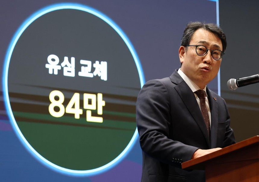 (서울=뉴스1) 오대일 기자 = 유영상 SK텔레콤 대표이사가 2일 오전 서울 중구 SK텔레콤 T타워에서 열린 사이버 침해 관련 일일 브리핑에서 유심(USIM) 정보 해킹 사고 대책을 설명하고 있다.2025.5.2/