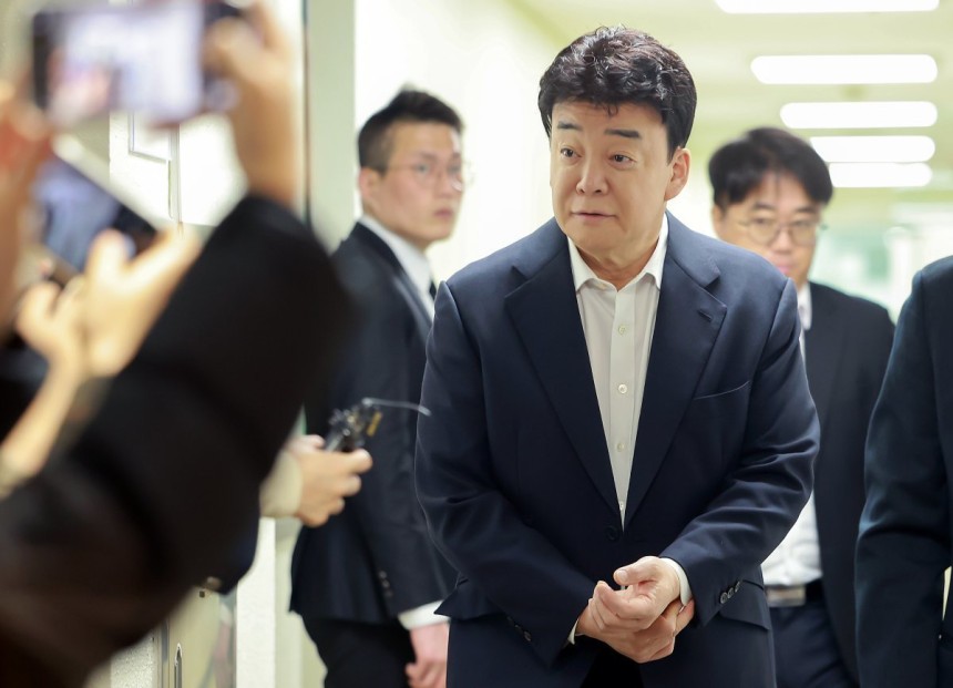 백종원 더본코리아 대표가 28일 서울 서초구 스페이스쉐어 강남역센터에서 열린 정기 주주총회에서 참석하고 있다.2025.3.28/뉴스1
