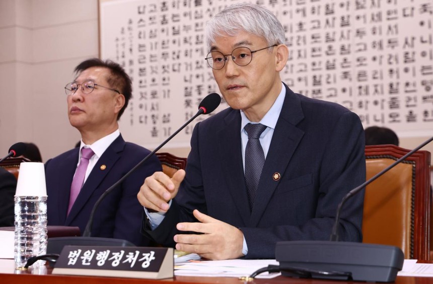 천대엽 법원행정처장이 2일 오후 서울 여의도 국회에서 열린 법제사법위원회 전체회의에서 의원 질의에 답변하고 있다.왼쪽은 박성재 법무부 장관.2025.5.2/뉴스1