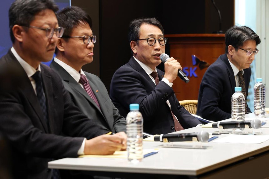 유영상 SK텔레콤 대표이사가 2일 오전 서울 중구 SK텔레콤 T타워에서 열린 사이버 침해 관련 일일 브리핑에서 유심(USIM) 정보 해킹 사고와 관련한 취재진의 질문에 답하고 있다.2025.5.2/뉴스1