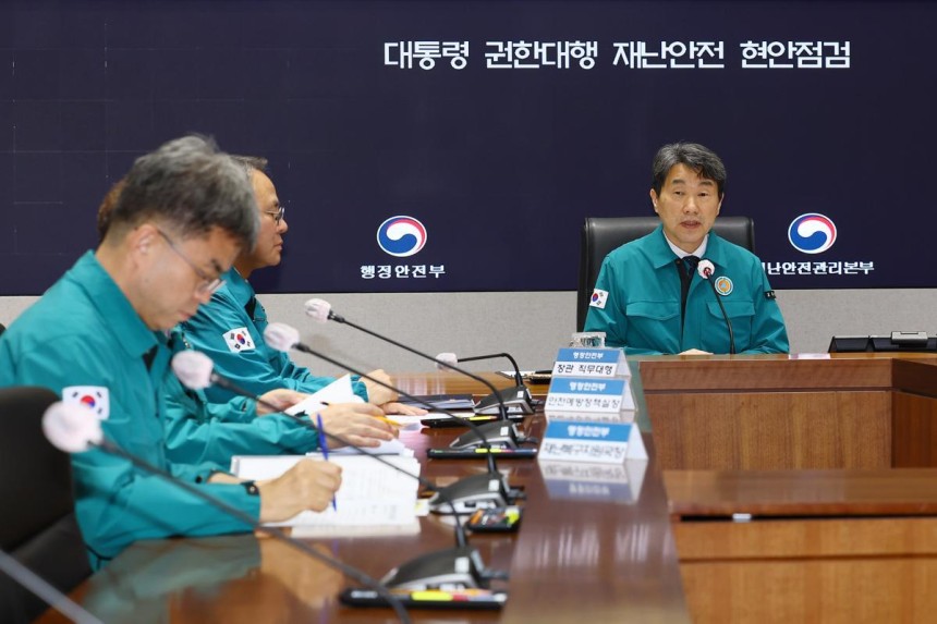 이주호 대통령 권한대행 부총리 겸 교육부 장관이 2일 정부서울청사 재난안전관리상황실에서 열린 재난안전 현안점검회의에 참석해 발언하고 있다.대통령실사진기자단 2025.05.02