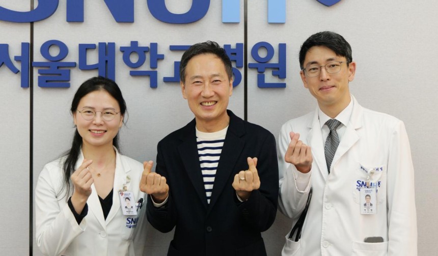 가수 유열 씨(가운데)는 폐섬유증으로 8년 넘게 투병하다 서울대병원에서 폐 이식 수술을 받고 건강을 되찾았다.박샘이나 서울대병원 심장혈관흉부외과 교수(왼쪽)가 수술을 집도했고 박지명 호흡기내과 교수(오른쪽)는 내과