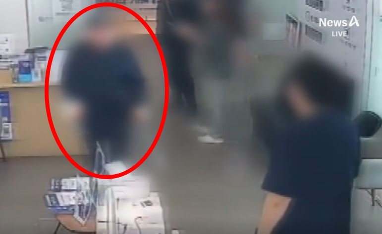 지난달 29일 경기 성남시 한 치과에서 흉기를 든 채 직원들을 위협하는 60대 남성.채널A