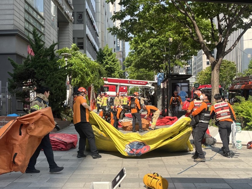 서울 강남구 역삼동 한 오피스텔 앞에 설치한 에어매트를 소방 관계자들이 정리하고 있다.뉴스1