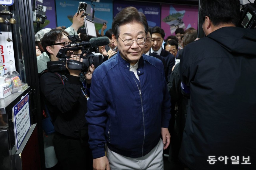 더불어민주당 이재명 대선후보가 1일 경기 연천군 전곡읍에서‘골목골목 경청투어’를 하면서 어두운 표정을 지은채 식당 내부로 들어서고 있다.전영한 기자 