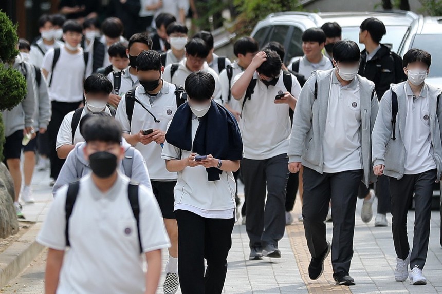 (기사와 직접 관련없는 자료사진) 서울 시내 한 중학교 앞에서 학생들이 스마트폰을 보면서 하교하고 있다.서울=뉴시스