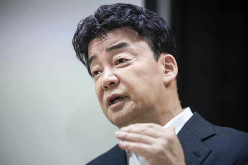  백종원 더본코리아 대표가 28일 서울 서초구의 한 회의공간에서 열린 더본코리아 주주총회에서 취재진의 질문에 답하고 있다.2025.03.28.[서울=뉴시스]