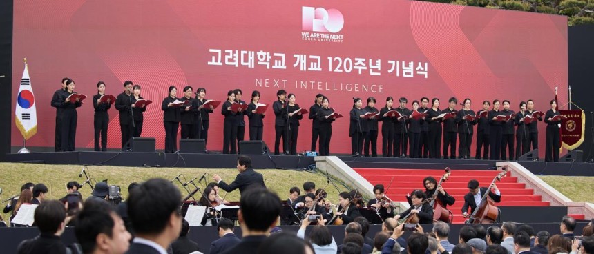 5일 서울 성북구 고려대 서울캠퍼스에서 열린 고려대 개교 120주년 기념식에서 노이오페라코러스 단원들이 교가를 부르고 있다.이날 기념식은 김재호 학교법인 고려중앙학원 이사장,김동원 고려대 총장,승명호 고려대 교