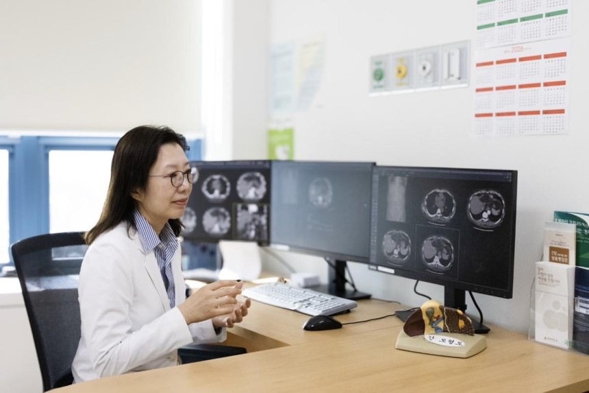 김보현 국립암센터 간담도 췌장암센터 교수가 컴퓨터 단층 촬영(CT)에서 발견된 간암에 관해 설명하고 있다.국립암센터 제공