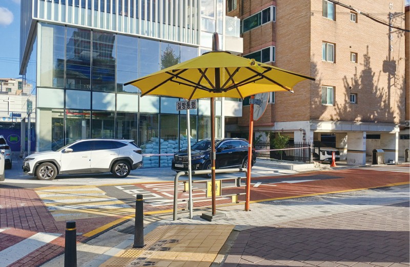 무더위 성큼… 도심 그늘막 활동 개시