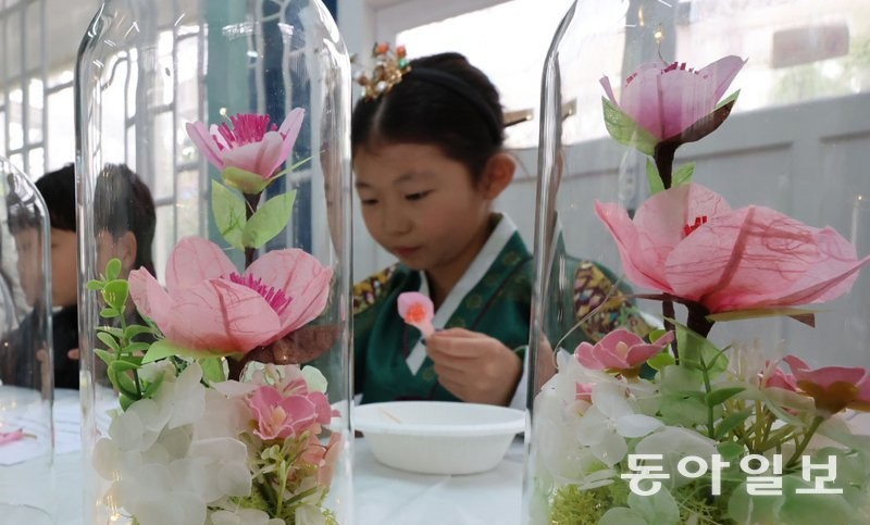 어버이날 앞두고 ‘복숭아꽃 효도등’ 만들기