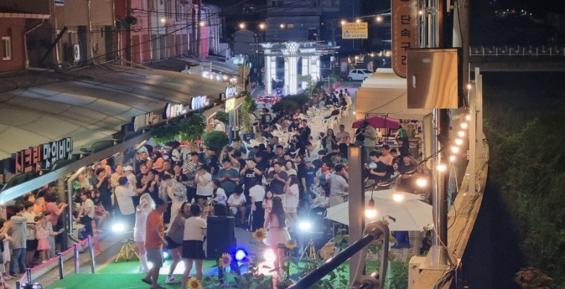 강원 전통시장의 밤은 낮보다 뜨겁다