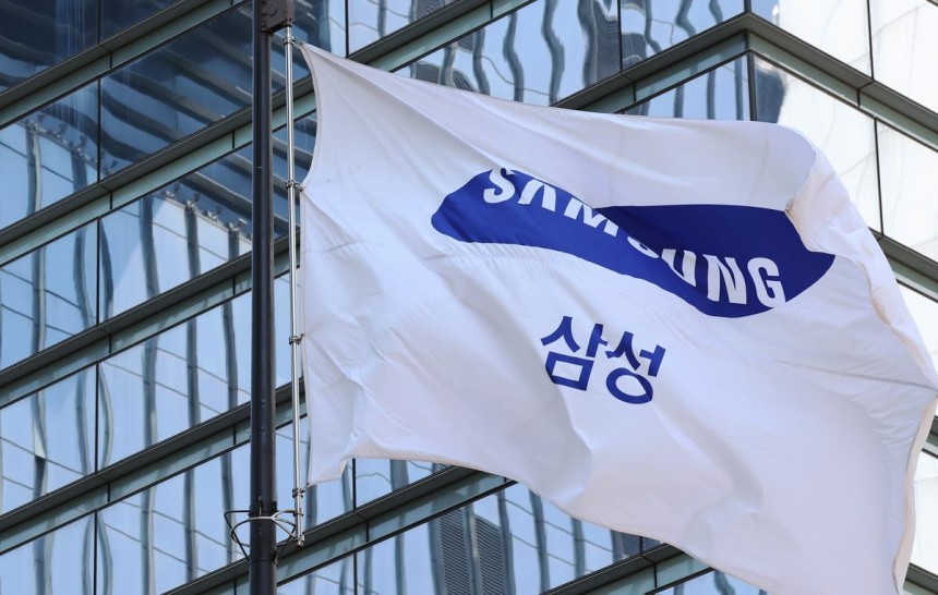 서울 서초구 삼성전자 서초사옥에 삼성 깃발이 바람에 펄럭이고 있다.뉴스1