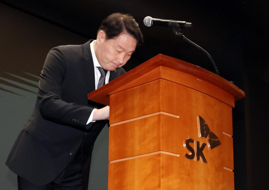 최태원 SK그룹 회장이 7일 오전 서울 중구 SK텔레콤 T타워 SUPEX홀에서 SK텔레콤의 해킹 사고와 관련해 고개 숙여 사과하고 있다.2025.5.7/사진공동취재단