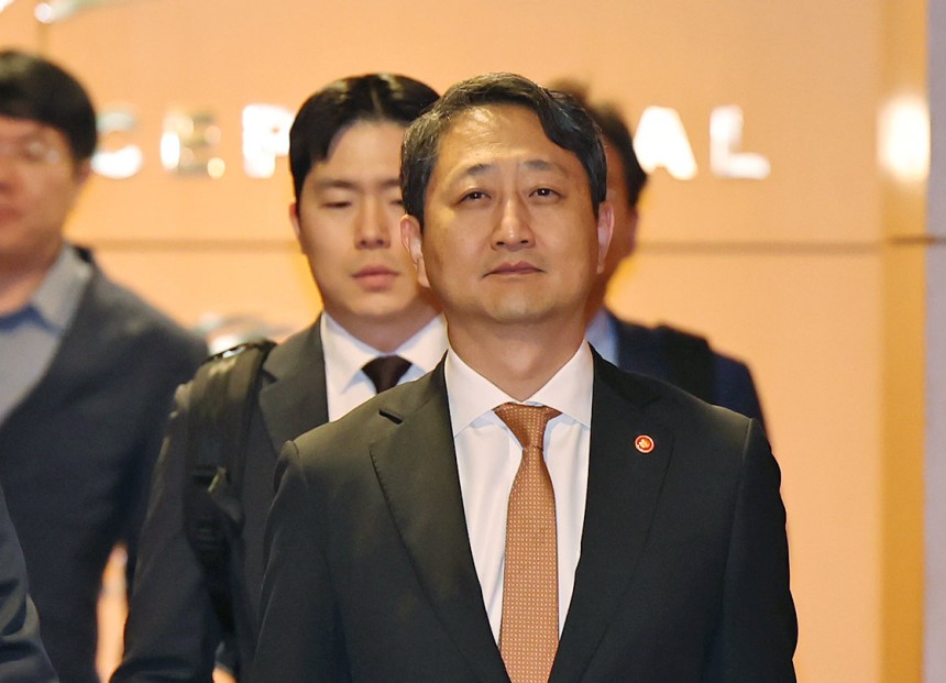 안덕근 산업통상자원부 장관이 6일 오전 인천국제공항 제1터미널에서 체코 두코바니 신규 원전 계약 체결을 위해 출국하고 있다.뉴스1