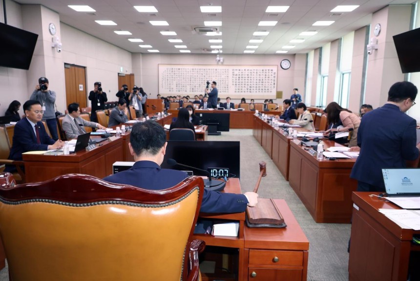 7일 서울 여의도 국회에서 열린 법제사법위원회 제1차 법안심사제1소위원회에서 박범계 위원장이 안건을 상정하고 있다.2025.05.07.뉴시스