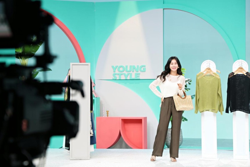 이은영 롯데홈쇼핑 쇼호스트가‘영스타일’생방송을 진행하고 있다.