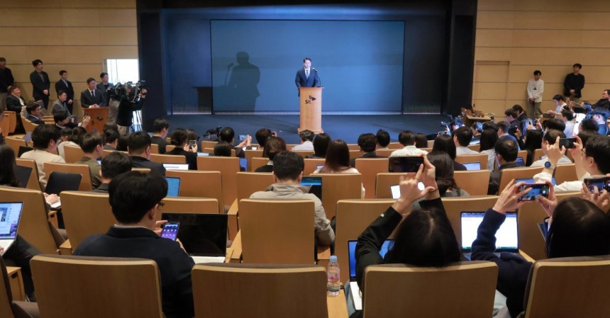 최태원 SK그룹 회장이 7일 서울 중구 SKT타워에서 SK텔레콤 이용자 유심(USIM) 정보 해킹 사고와 관련해 기자회견을 하고 있다.뉴스1
