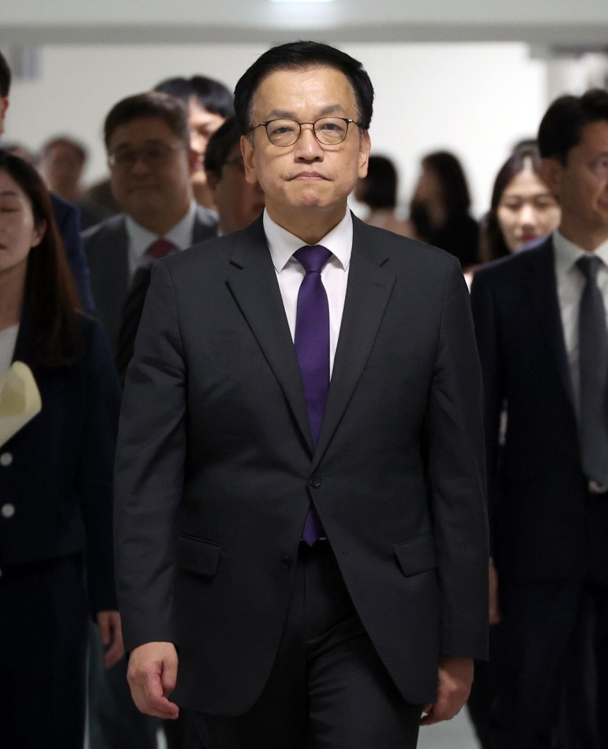 지난 2일 사퇴한 최상목 전 경제부총리 겸 기획재정부 장관이 7일 세종시 정부세종청사 기재부를 찾아 직원들과 인사를 나눈 뒤 기자실로 향하고 있다.2025.05.07.세종=뉴시스
