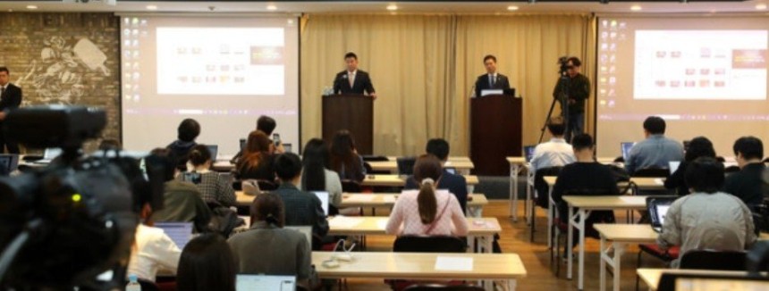 7일 서울 강남에서 고 김새론 배우 유족의 법률대리인인 부지석 변호사 등이 기자회견을 갖고 있다.뉴시스