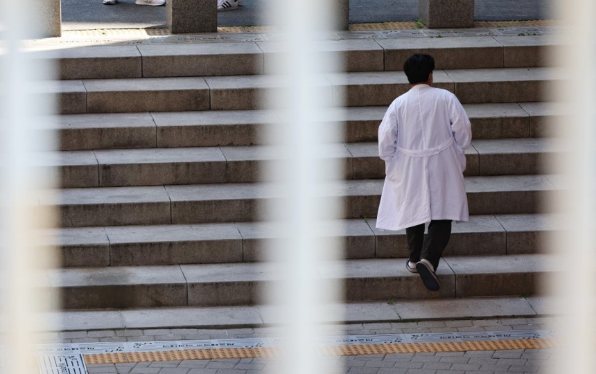 교육부와 각 의대가 제시한 미복귀 의대생에 대한 유급·제적 처분 확정일인 7일 서울 시내 한 의과대학에서 의료진이 이동하고 있다.수업 참여 의사를 밝히지 않은 의대생들의 유급이 확정될 시 내년 학기에는 24·25