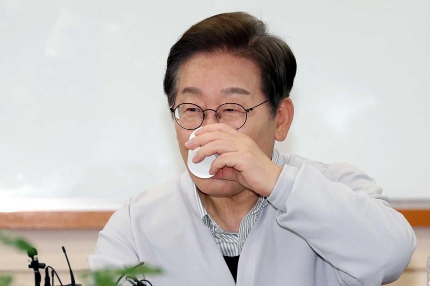 민심을 청취하는‘경청 투어’에 나선 이재명 더불어민주당 대선후보가 7일 전북 익산시 인북로 대한노인회 익산지회에서 열린 임원 간담회에서 물을 마시고 있다.2025.05.07.뉴시스