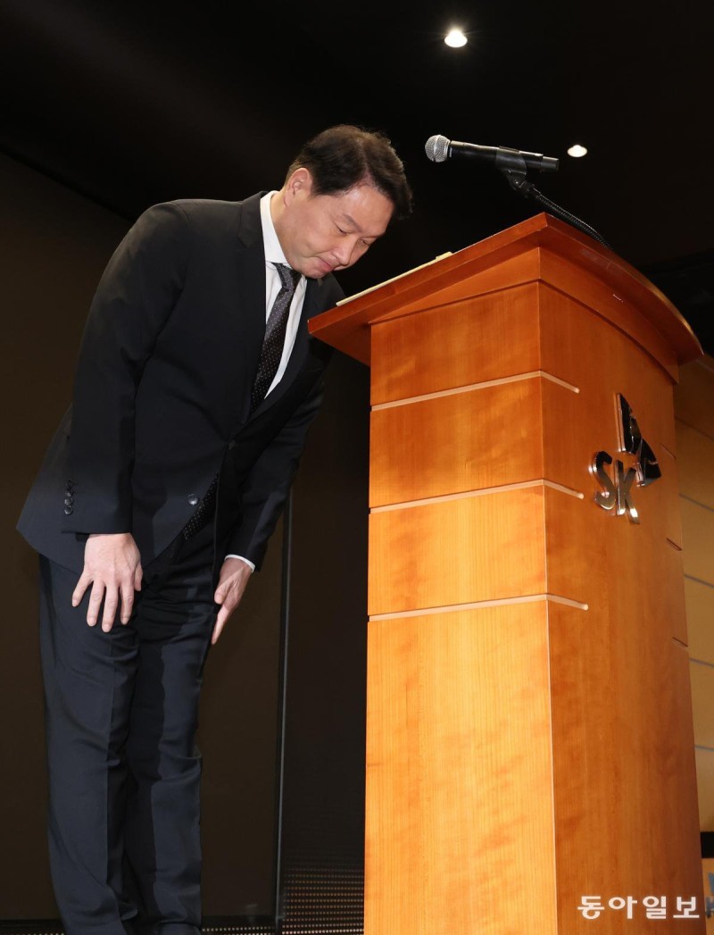 최태원, SKT해킹 사태 19일만에 “깊이 사과… 뼈아프게 반성”