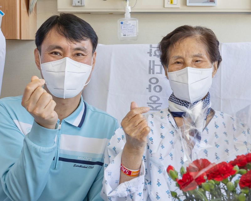 먼저 온 어버이날 선물… 50대 아들, 모친에 간이식