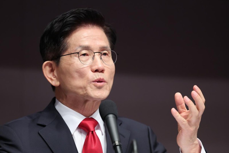 <b>김문수</b> “당 지도부, 손떼라…내주 토론-여론조사로 <b>단일화</b>”
