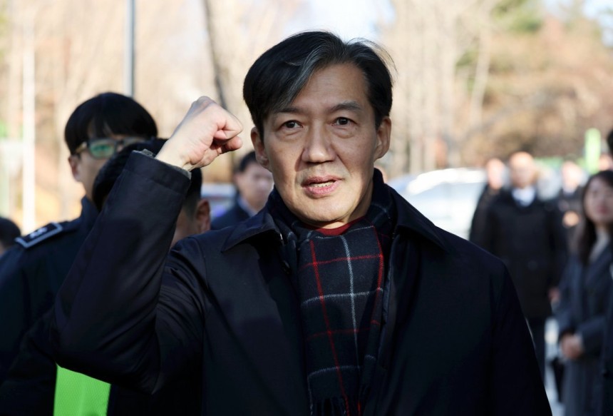 자녀 입시비리 혐의 등으로 징역형이 확정돼 수감되는 조국 전 조국혁신당 대표가 16일 오전 경기도 의왕시 서울구치소로 출석하며 지지자들과 인사하고 있다.2024.12.16.의왕=뉴시스