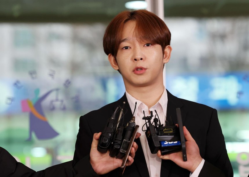 마약 투약 혐의를 받는 가수 남태현이 18일 오전 서울 마포구 서울서부지방법원에서 열린 선고 공판에서 집행유예 선고를 받은 뒤 취재진 질문에 답하고 있다.2024.01.18 뉴시스