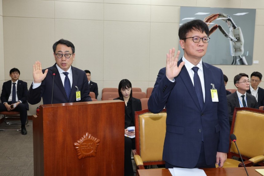 유영상 SK텔레콤 대표이사가 8일 오후 서울 여의도 국회 과학기술정보방송통신위원회에서 열린 SK텔레콤 해킹 관련 청문회에 출석해 증인 선서를 하고 있다.2025.5.8/뉴스1