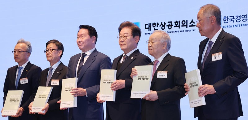 경제5단체 만난 이재명 “정년연장-주4.5일 계엄처럼 하진 않을것”
