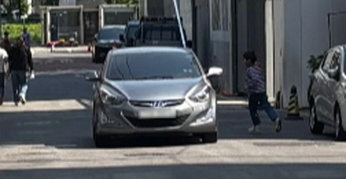같은 날 보행로가 없는 스쿨존에서 한 아이가 차 앞으로 달려 나오는 위험한 장면도 포착됐다.이곳은 2023년 7월 12세 아이가 교통사고를 당한 지점이다.김보라 기자 