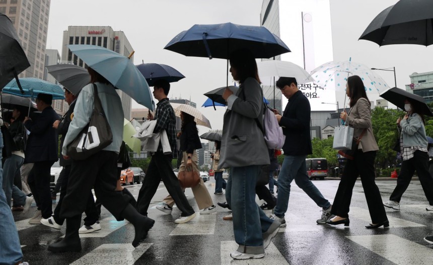 전국 대부분 지역에 비가 내린 9일 오전 서울 광화문네거리에서 우산을 쓴 시민들이 출근하고 있다.2025.5.9 뉴스1