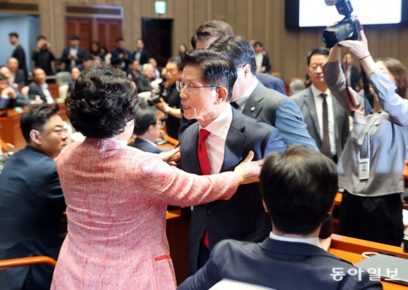 [사설]등록 직전 전대미문의 대선후보 교체 나선 국힘은 어디로…