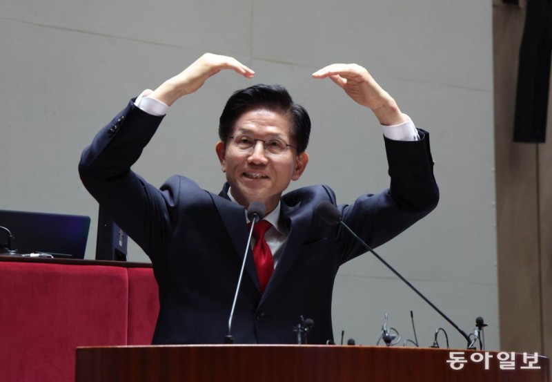 생중계 의총서 김문수 “강제 단일화 못 응해” 권영세 “매우 실망”